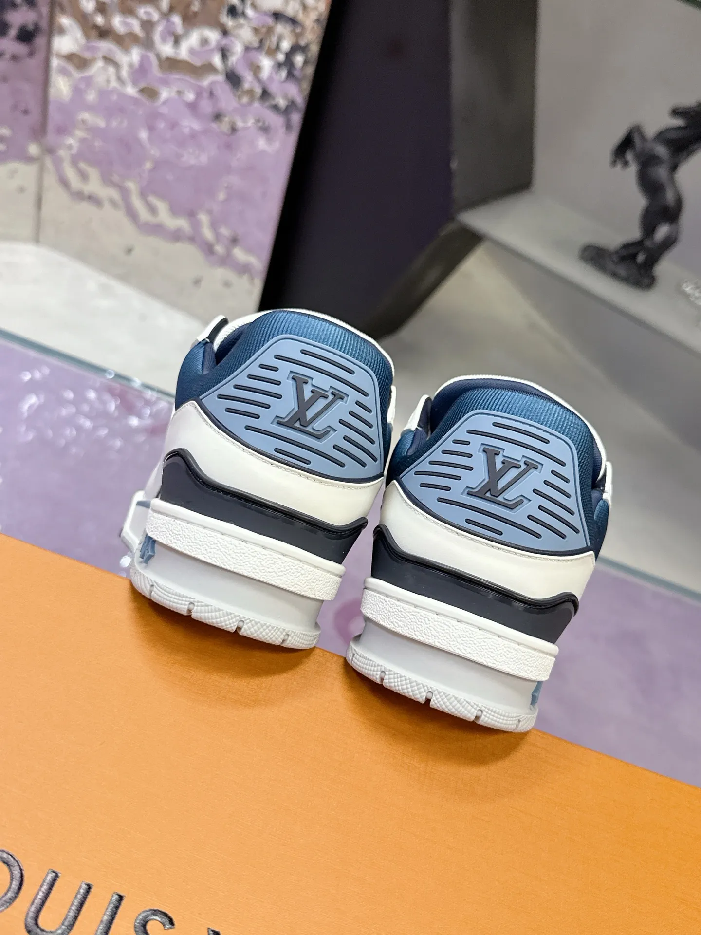 Factory price: 760💰 (latest color) This LV Trainer sneaker is made of grained cow leather, and uses vibrant colors to pay tribute to Virgil Abloh’s original classic inspired by retro basketball shoes. The upper is embellished with rubber LV letters and Vuitton logo, and the outsole is decorated with Monogram flowers. Exquisite packaging at the delivery counter🛍📦 ▪️Fabrics: Original customized first-layer cowhide ▪️Inner lining: Original customized breathable mesh lining ▪️Outsole: Original molded two-color TPU combination outsole ▪️Sole thickness: 3CM ▪️Size: Women's 35-40 Men's 38-46